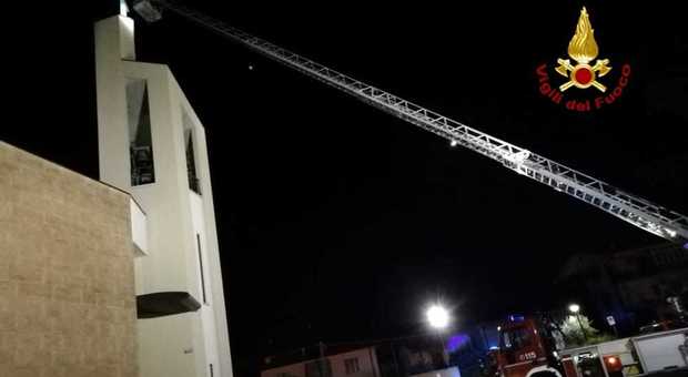 Fiamme nella notte sul campanile: spettacolare intervento dei pompieri
