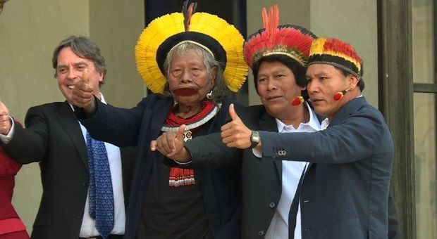 Tra offese sessiste e colpi bassi, al G7 di Biarritz lo scontro tra Bolsonaro e Macron che invita il capo degli indios dell'Amazzonia