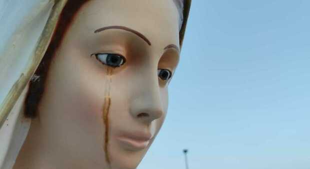 La statua della Madonna «lacrima» sangue. I fedeli gridano al miracolo