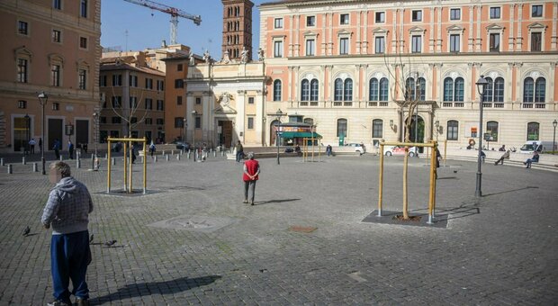 Di lato, piazza San Silvestro su cui si affaccia la storica gioielleria Bedetti: qui si è consumata la tentata rapina