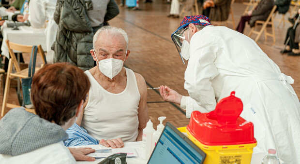 Un anziano sottoposto al vaccino anti Covid a Villorba