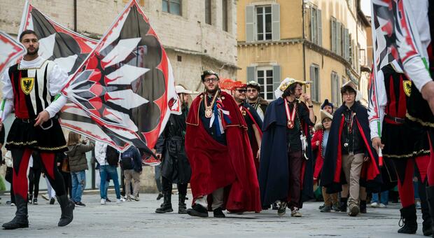 Perugia, goliardi e sbandieratori in centro attirano perugini e turisti. Si rinnova la tradizione con Feriae Matricularum