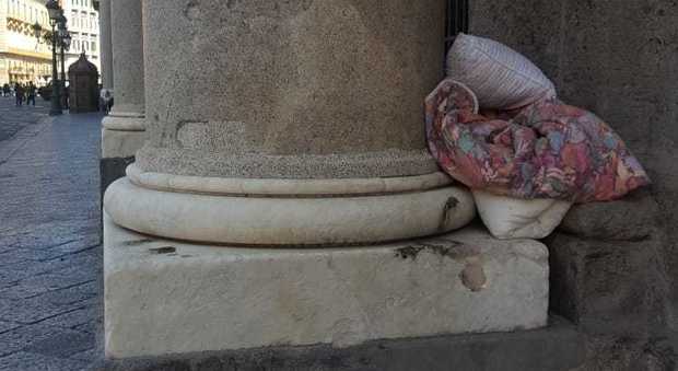 Napoli, coperte e cartoni dei clochard al colonnato del Plebiscito: «Che figura coi turisti»