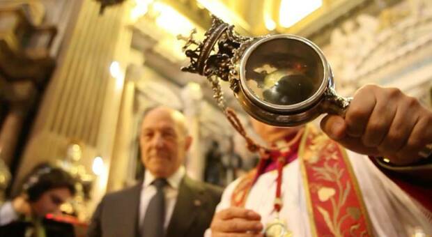 San Gennaro, il miracolo laico trasloca dalla cappella del Tesoro all'altare del duomo di Napoli