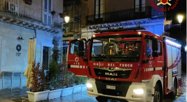 Incendio nella notte in un appartamento del centro storico: padre e figlio intossicati