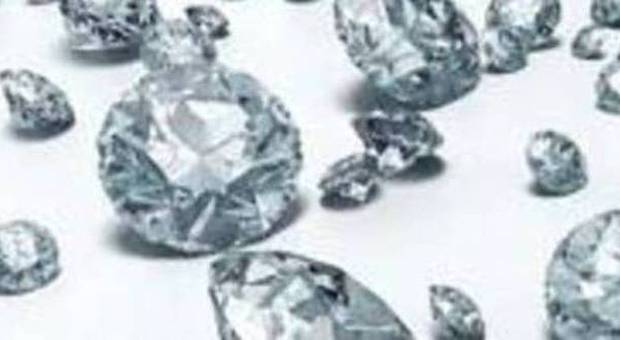 ​Acquista “diamanti” poi li lancia contro vetrate e vetture: arrestato