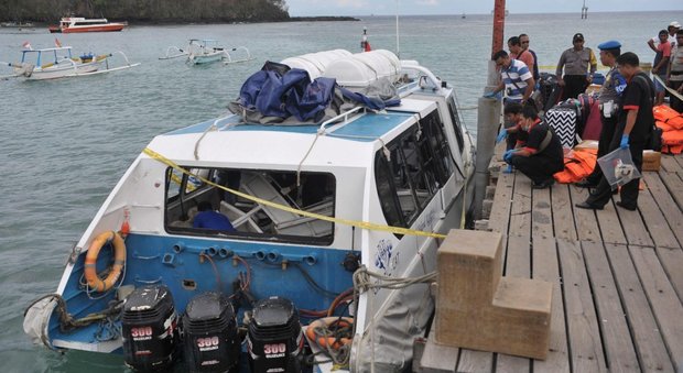Esplosione su un traghetto con 35 turisti: almeno due morti