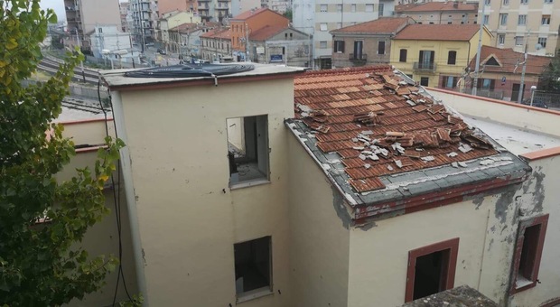 Falconara, carabinieri e vigili urbani sgomberano tre abusivi da un edificio