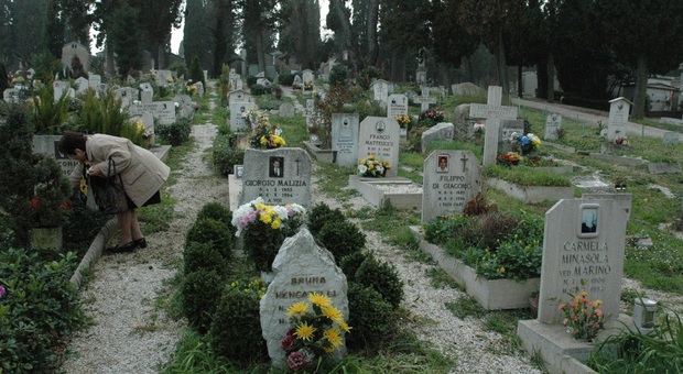 Ancona, porta fiori alla madre al cimitero al posto della tomba c'è il suolo spianato