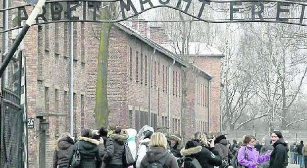 Viaggio della memoria cancellato, gli studenti al sindaco: «Auschwitz, noi abbiamo visto le atrocità»