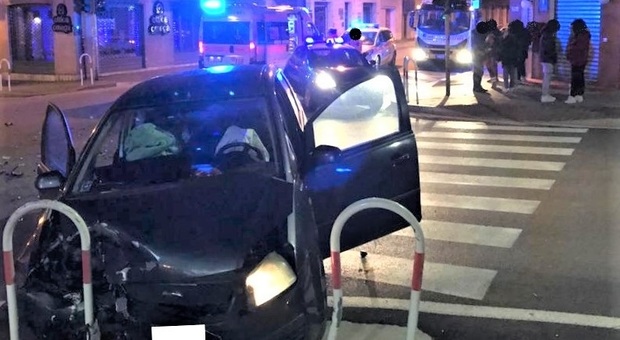 Porto Sant'Elpidio, schianto frontale e l'auto finisce contro i paletti: due ragazzi all'ospedale