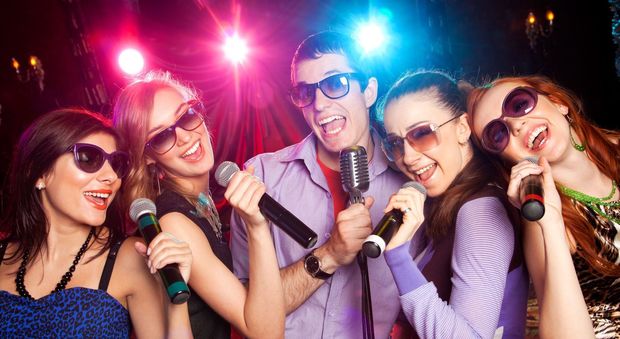 Karaoke, arriva la soprattassa: anche per i locali notturni