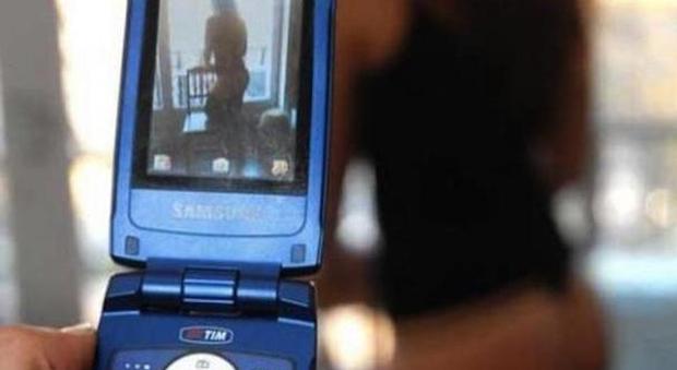 Pozzuoli, su Whatsapp spunta un nuovo video hard con protagonista una studentessa
