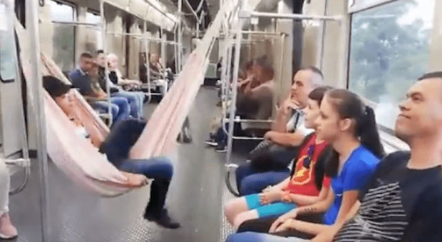 Sorpresa in metro, il passeggero installa un'amaca e viaggia in totale relax