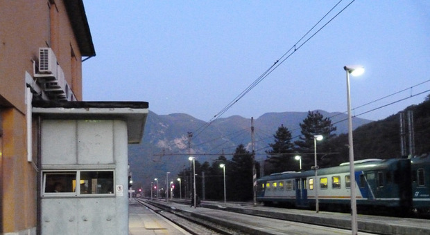 Albacina-Civitanova chiusa per due mesi Niente treni per il cantiere, c’è l’autobus