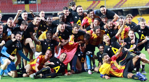 Il Benevento torna in Serie A, festa con 7 giornate d'anticipo