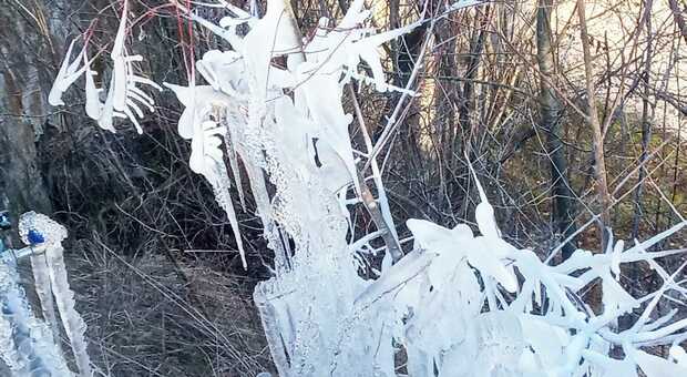 La rottura di una tubatura dell'acqua nei pressi delle Grotte del Caglieron ha formato una scultura di ghiaccio
