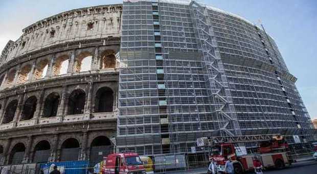 Uomo sale su impalcature Colosseo: voglio un lavoro