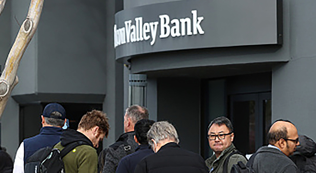 Santa Clara, California, 13 marzo: i clienti in fila alla Silicon Valley Bank per cercare di ritirare i propri fondi dalla banca