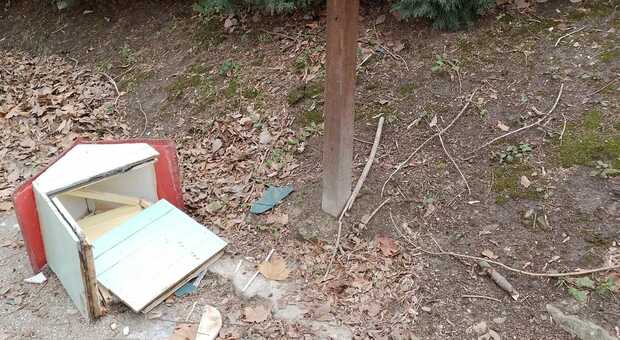 I vandali colpiscono ancora: distrutta la casetta dei libri di Filottrano