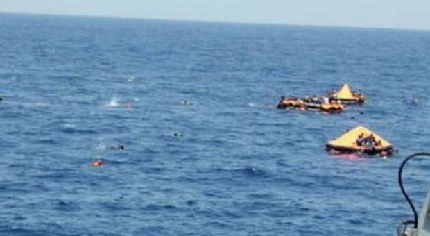 Migranti, emergenza continua: 230 salvati al largo delle coste libiche
