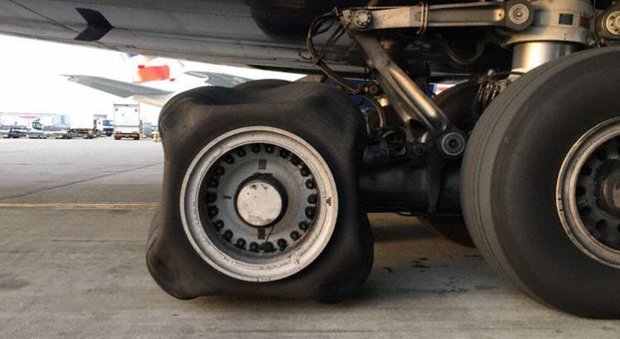 L'aereo atterra con una ruota quadrata: gli esperti non sanno spiegarlo