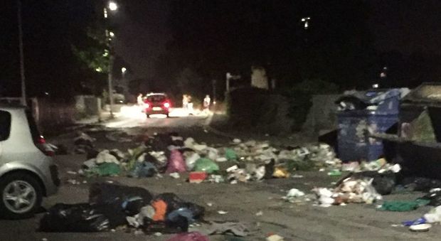 Roma, Tor Bella Monaca invasa dai rifiuti: i cittadini rovesciano i cassonetti e bruciano la spazzatura