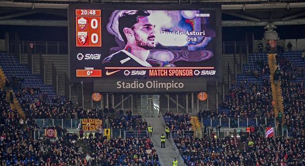 Astori, brividi allo Stadio Olimpcio prima di Roma-Torino: un minuto di silenzio e giocatori abbracciati