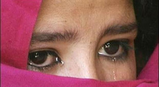 Ragazzina picchiata perché vestiva all'occidentale: chiesta la condanna per padre, madre e fratello