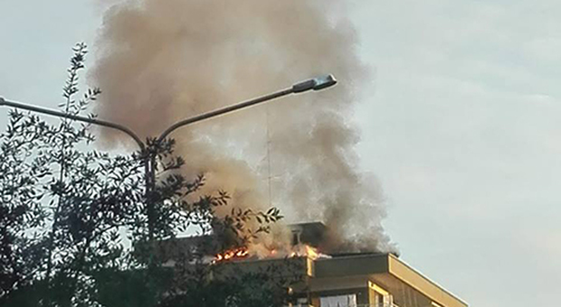 Incendio all'ultimo piano di un palazzo: evacuate le famiglie