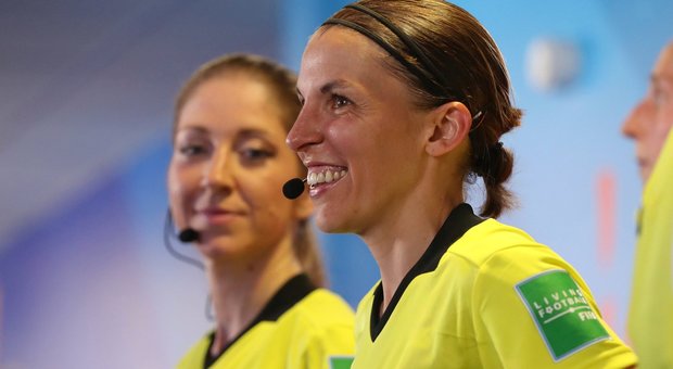 Stephanie Frappart, primo arbitro donna a dirigere una finale maschile Uefa