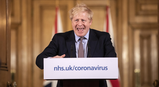 Coronavirus, le stime choc in Gran Bretagna: «55mila persone potrebbero essere già infette». Ma le scuole restano aperte