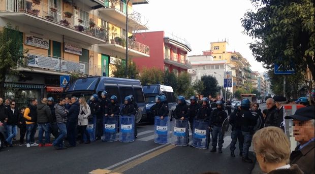 Napoli, la protesta degli ambulanti abusivi: traffico in tilt e disagi