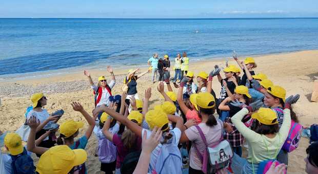 Studenti in spiaggia a Castellabate per l'iniziativa Puliamo il Mondo