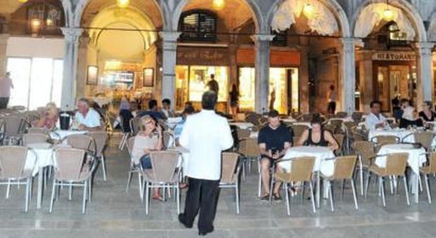 "Picnic" sui tavoli del caffè: famiglia cacciata pesta cameriere a San Marco