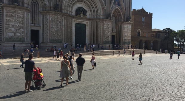 Turisti in piazza Duomo a Orvieto