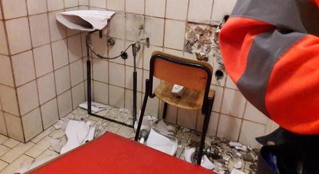 Roma, entrano in scuola per rubare tubi e rubinetti e devastano i bagni: arrestato un ladro, altri in fuga