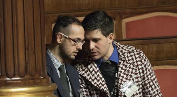 Giovanardi protesta in Senato: "Due ragazzi si baciano in Tribuna"