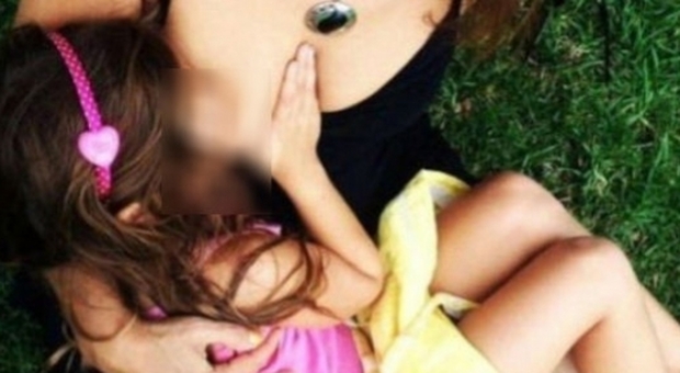 Allatta al seno la figlia di sette anni: accusata di abusi sessuali su minore