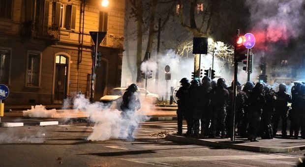 Torino, scontri dopo lo sgombero del centro sociale: arresti nei gruppi anarchici