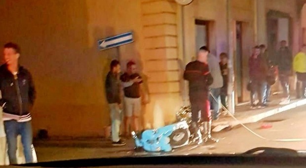 Lecce, 15enne cade dallo scooter. I medici: «Morte cerebrale». Compagni di scuola disperati