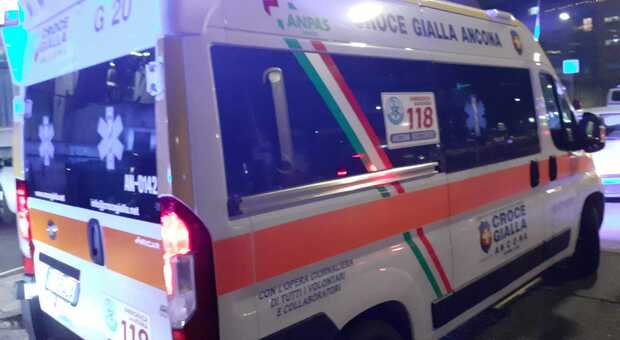 Scontro in piena notte ad Ancona tra un camion e un'auto: ferita una donna di 42 anni