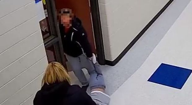Usa, bimbo autistico trascinato per i piedi da due insegnanti: la madre pubblica il video