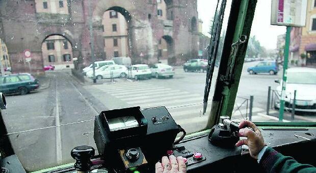 In tram a Roma come negli anni 60: mancanza di manutenzione, gli scambi azionati a mano