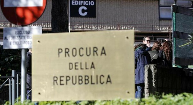 Roma, raid punitivo contro l’ex fidanzato: preso a colpi di martello
