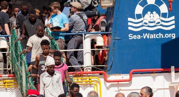 Migranti, in Sicilia e in Calabria sbarcano in 457 da tre navi