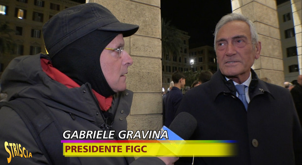 Striscia, il presidente Figc Gravina braccato da Lucci: «Perché Mancini se n'è andato?». La replica ironica