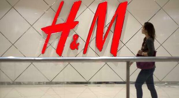 H&M, spiava centinaia di dipendenti: la società condannata a pagare multa da 35 milioni