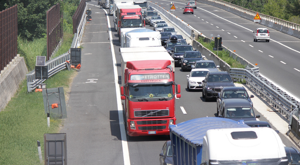 Traffico paralizzato sull'autostrada A14 per un incidente. Auto deviate a Grottammare, è caos sulla Statale adriatica