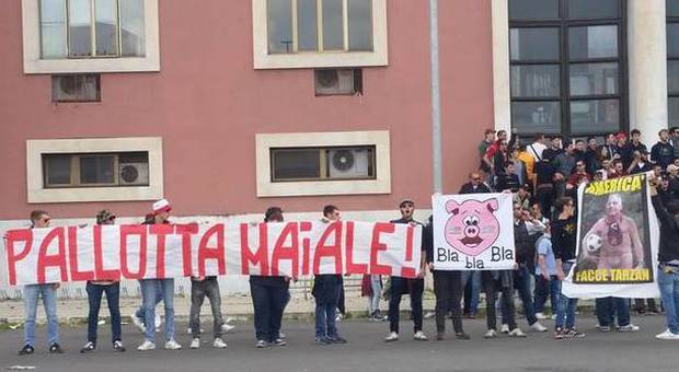 Pallotta, la protesta degli ultrà della Roma: «Maiale, noi non siamo napoletani»